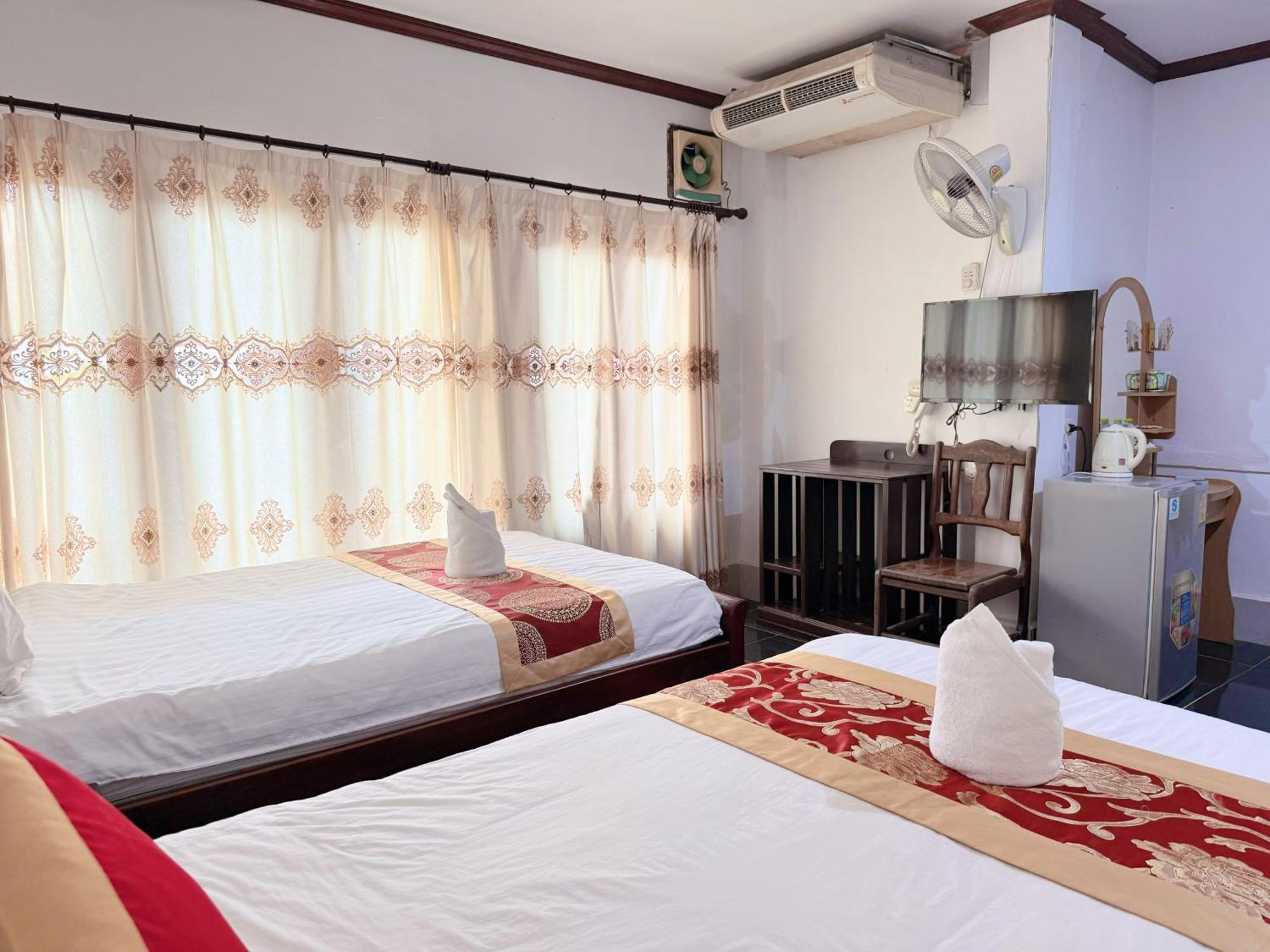 Vangvieng Sisavang Mountain View Hotel ヴァンヴィエン エクステリア 写真