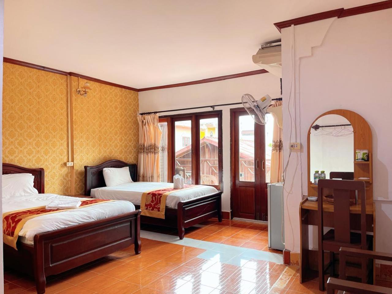 Vangvieng Sisavang Mountain View Hotel ヴァンヴィエン エクステリア 写真