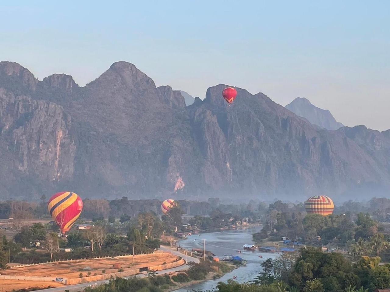 Vangvieng Sisavang Mountain View Hotel ヴァンヴィエン エクステリア 写真
