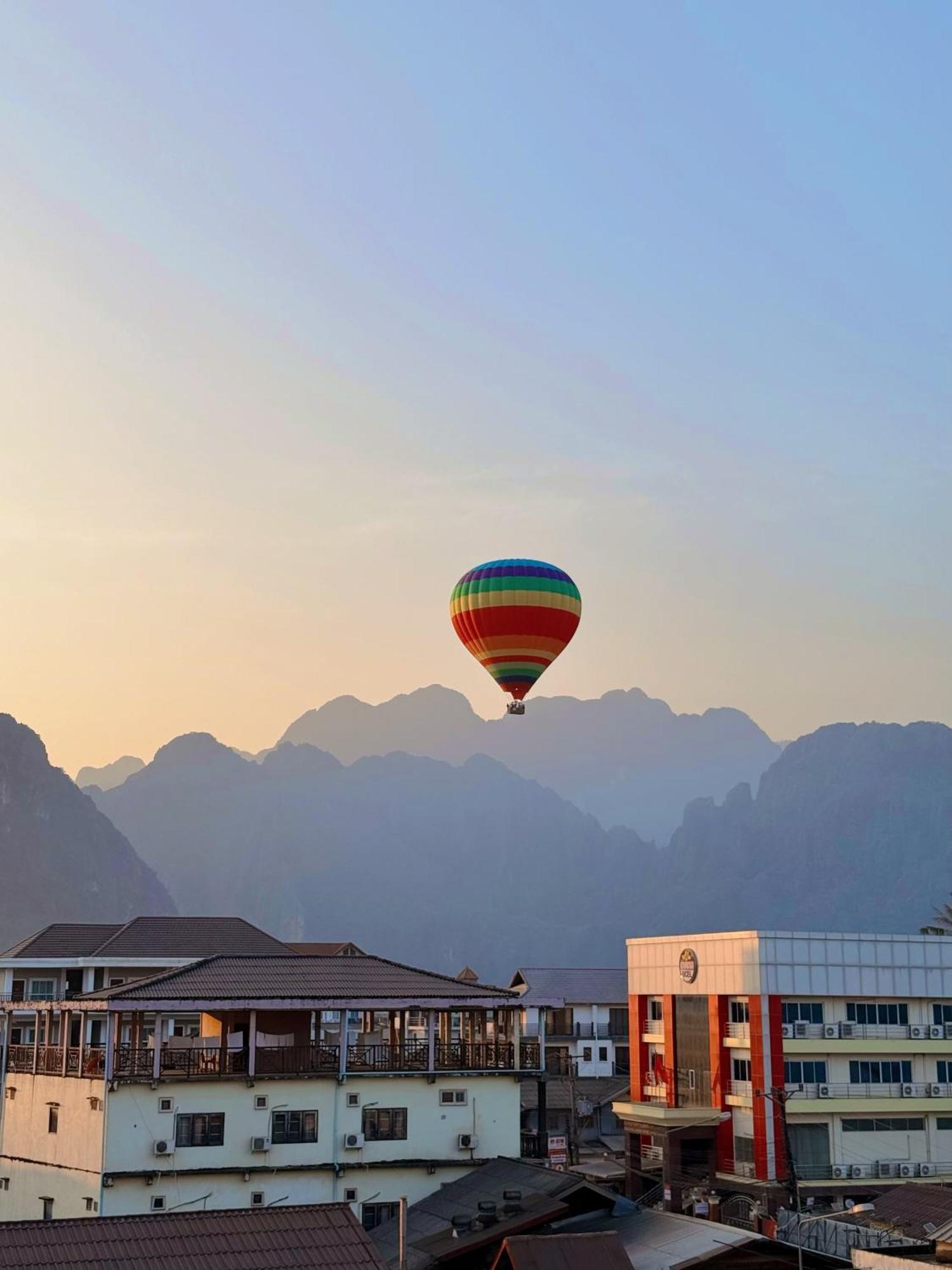 Vangvieng Sisavang Mountain View Hotel ヴァンヴィエン エクステリア 写真