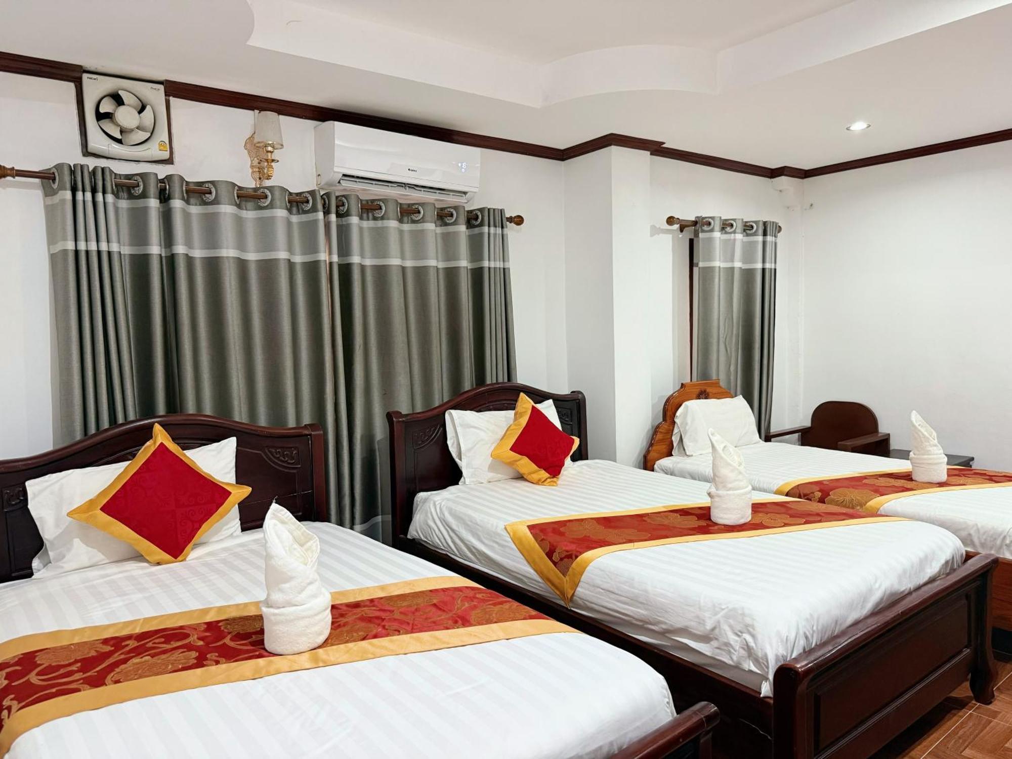 Vangvieng Sisavang Mountain View Hotel ヴァンヴィエン エクステリア 写真