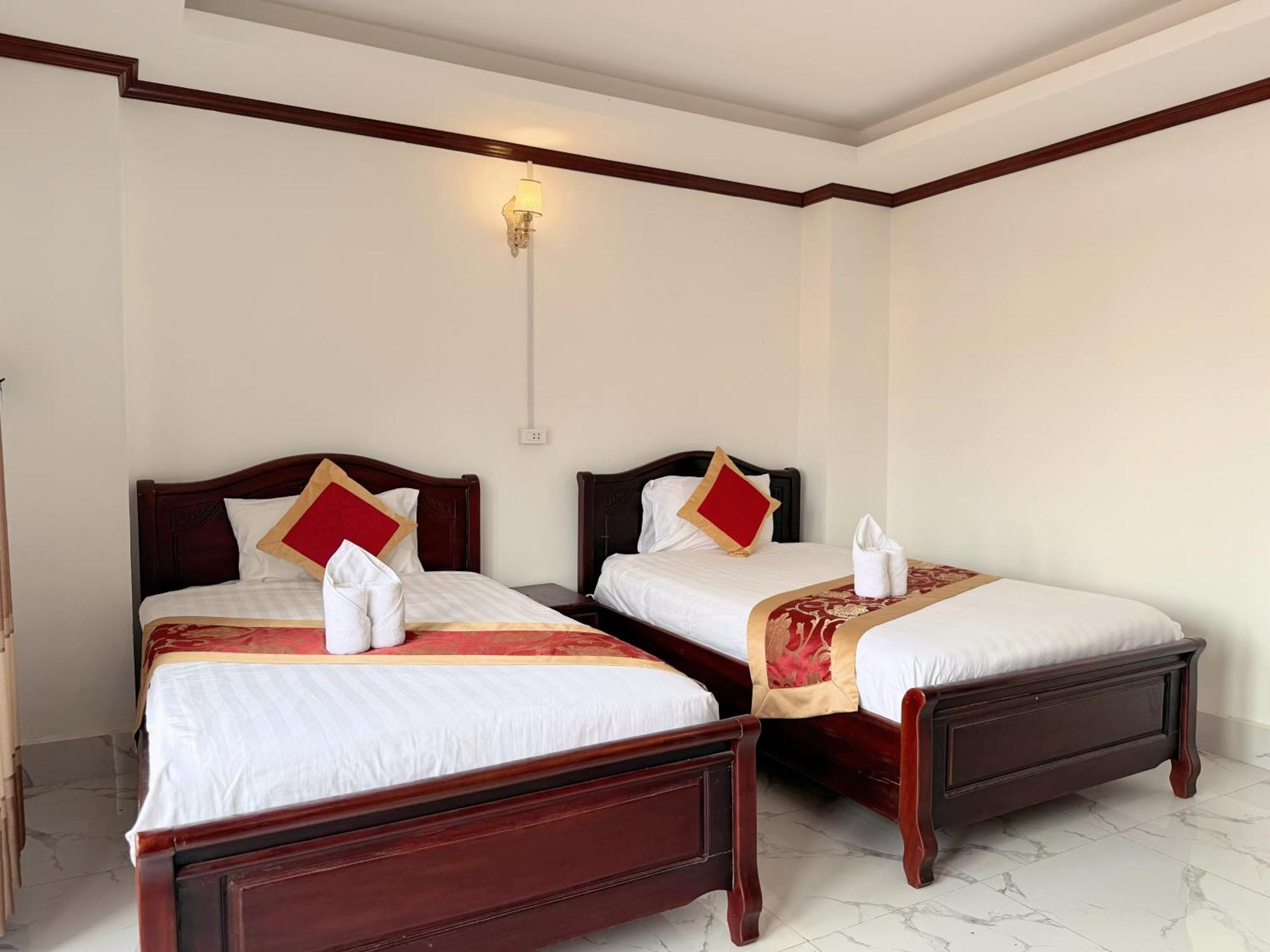 Vangvieng Sisavang Mountain View Hotel ヴァンヴィエン エクステリア 写真