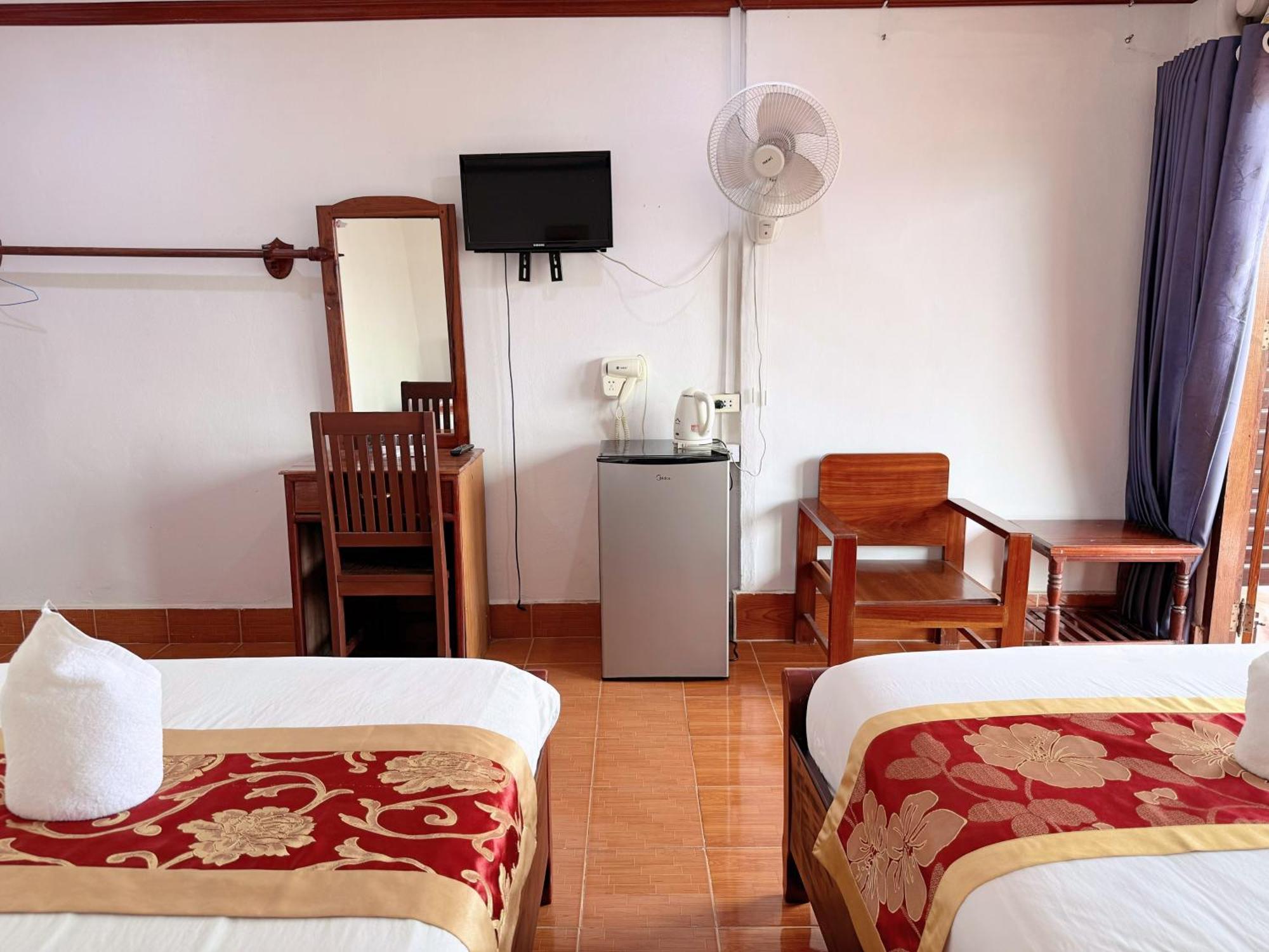 Vangvieng Sisavang Mountain View Hotel ヴァンヴィエン エクステリア 写真